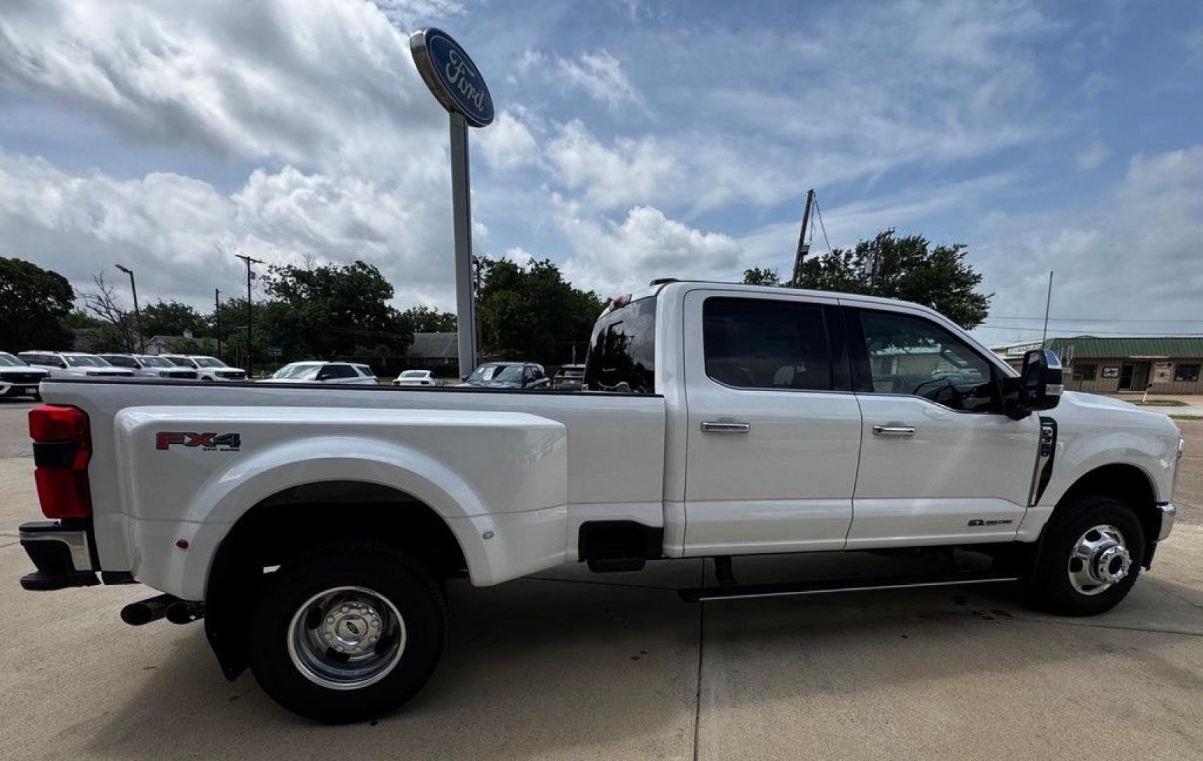 2026 White Metallic /Black Onyx Ford F-350SD Lariat (1FT8W3DT3TE) with an Power Stroke 6.7L V8 DI 32V OHV Turbodiesel engine, Automatic transmission, located at 1105 E Mulberry, Kaufman, TX, 75142, (972) 962-2151, 32.589550, -96.300926 - $5,165 off MSRP!<br><br>4WD.<br>Star White Metallic Tri-Coat 2026 Ford F-350SD 4D Crew Cab Lariat DRW 4WD 10-Speed Automatic Power Stroke 6.7L V8 DI 32V OHV Turbodiesel Price includes: $1000 - Retail Customer Cash. Exp. 09/30/2026- Photo#7