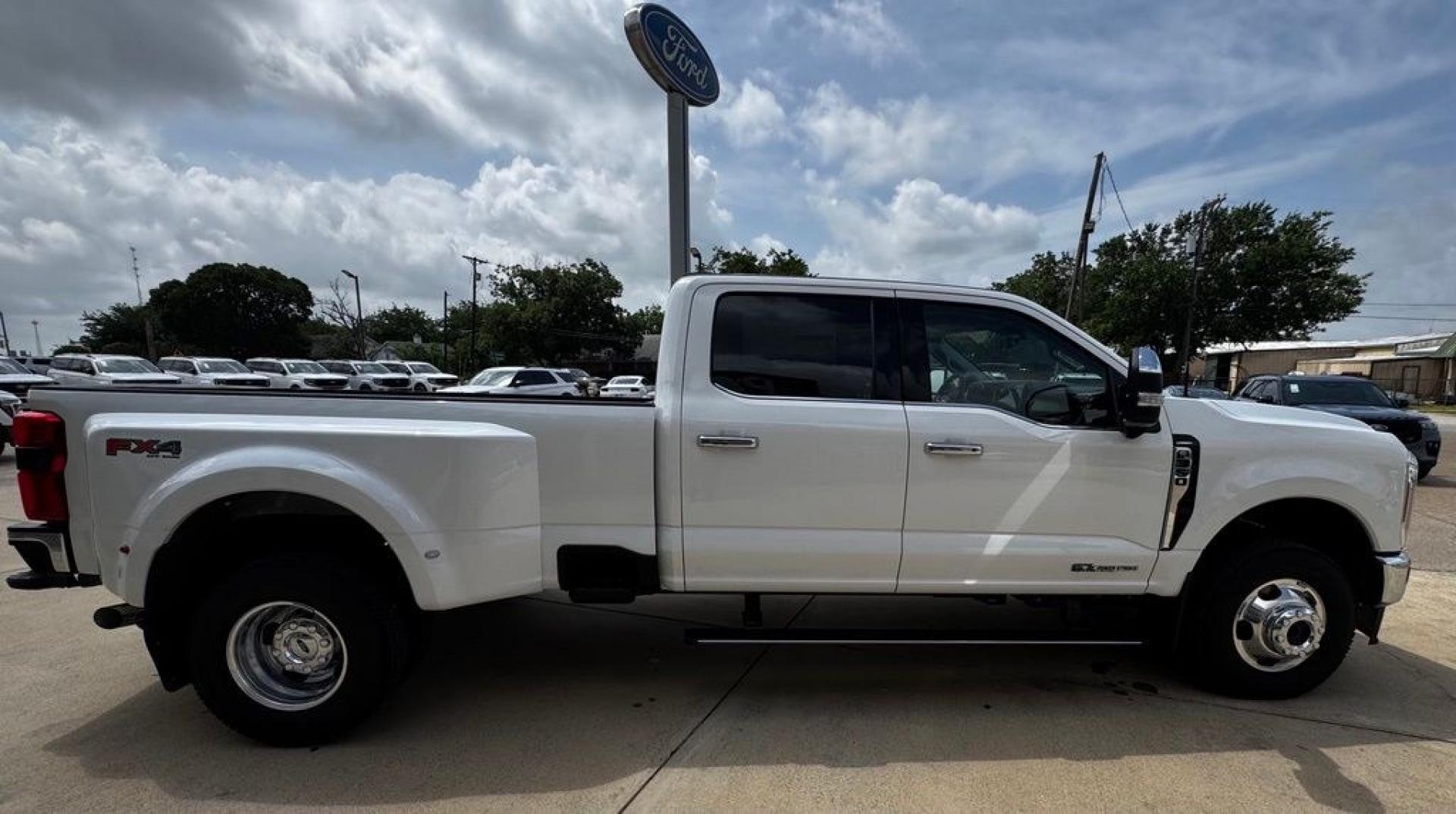 2026 White Metallic /Black Onyx Ford F-350SD Lariat (1FT8W3DT3TE) with an Power Stroke 6.7L V8 DI 32V OHV Turbodiesel engine, Automatic transmission, located at 1105 E Mulberry, Kaufman, TX, 75142, (972) 962-2151, 32.589550, -96.300926 - $5,165 off MSRP!<br><br>4WD.<br>Star White Metallic Tri-Coat 2026 Ford F-350SD 4D Crew Cab Lariat DRW 4WD 10-Speed Automatic Power Stroke 6.7L V8 DI 32V OHV Turbodiesel Price includes: $1000 - Retail Customer Cash. Exp. 09/30/2026- Photo#8