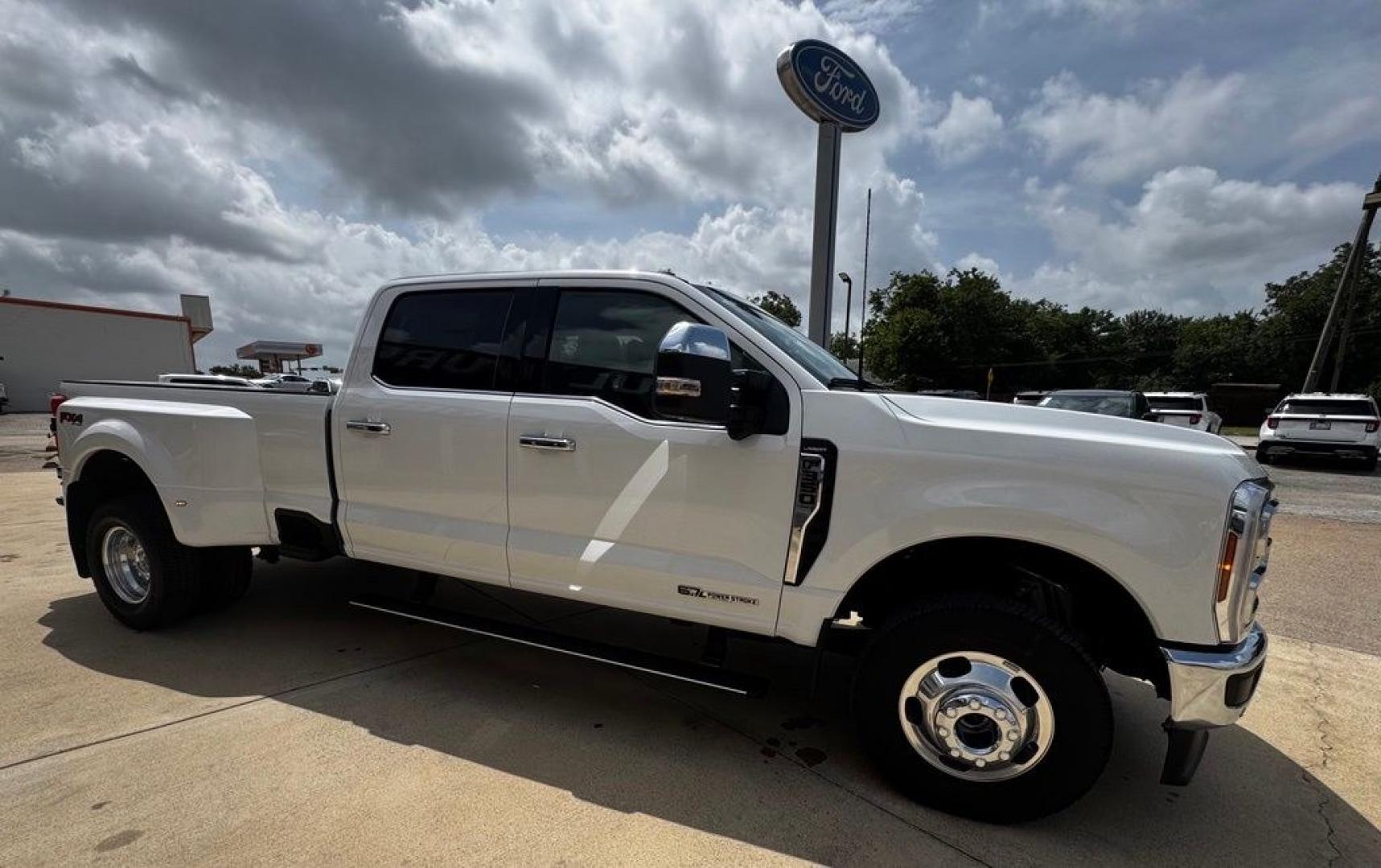 2026 White Metallic /Black Onyx Ford F-350SD Lariat (1FT8W3DT3TE) with an Power Stroke 6.7L V8 DI 32V OHV Turbodiesel engine, Automatic transmission, located at 1105 E Mulberry, Kaufman, TX, 75142, (972) 962-2151, 32.589550, -96.300926 - $5,165 off MSRP!<br><br>4WD.<br>Star White Metallic Tri-Coat 2026 Ford F-350SD 4D Crew Cab Lariat DRW 4WD 10-Speed Automatic Power Stroke 6.7L V8 DI 32V OHV Turbodiesel Price includes: $1000 - Retail Customer Cash. Exp. 09/30/2026- Photo#9
