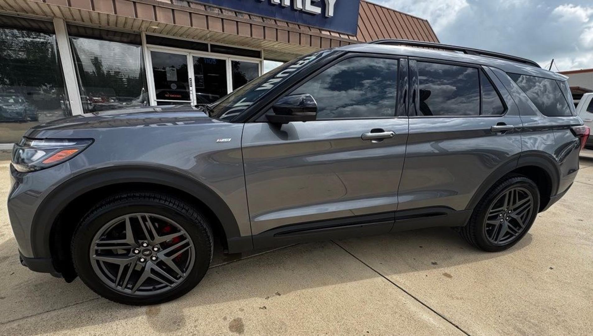 2025 Gray Metallic /Onyx Ford Explorer ST-Line (1FMUK8KH9SG) with an 2.3L EcoBoost I-4 engine, Automatic transmission, located at 1105 E Mulberry, Kaufman, TX, 75142, (972) 962-2151, 32.589550, -96.300926 - Gray Metallic 2025 Ford Explorer 4D Sport Utility ST-Line 4WD 10-Speed Automatic 2.3L EcoBoost I-4 4WD. Priced below KBB Fair Purchase Price!<br><br><br>Recent Arrival! Odometer is 15931 miles below market average! 20/27 City/Highway MPG<br><br><br>Please call Paul Murrey Ford Inc. In Kaufman Texas- Photo#1