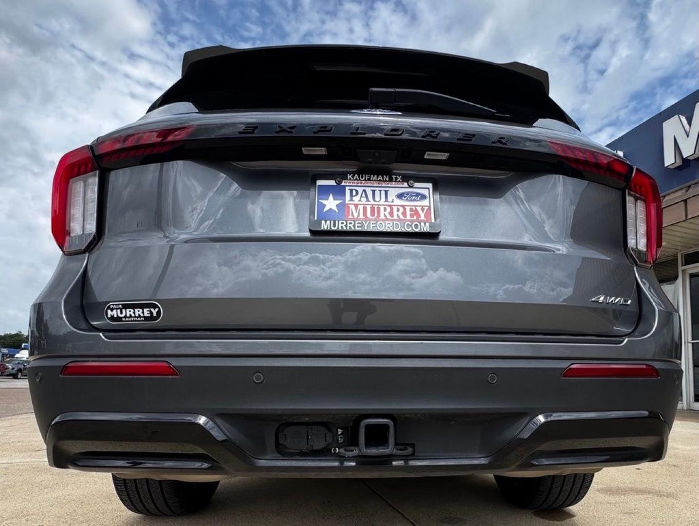2025 Gray Metallic /Onyx Ford Explorer ST-Line (1FMUK8KH9SG) with an 2.3L EcoBoost I-4 engine, Automatic transmission, located at 1105 E Mulberry, Kaufman, TX, 75142, (972) 962-2151, 32.589550, -96.300926 - Gray Metallic 2025 Ford Explorer 4D Sport Utility ST-Line 4WD 10-Speed Automatic 2.3L EcoBoost I-4 4WD. Priced below KBB Fair Purchase Price!<br><br><br>Recent Arrival! Odometer is 15931 miles below market average! 20/27 City/Highway MPG<br><br><br>Please call Paul Murrey Ford Inc. In Kaufman Texas- Photo#5