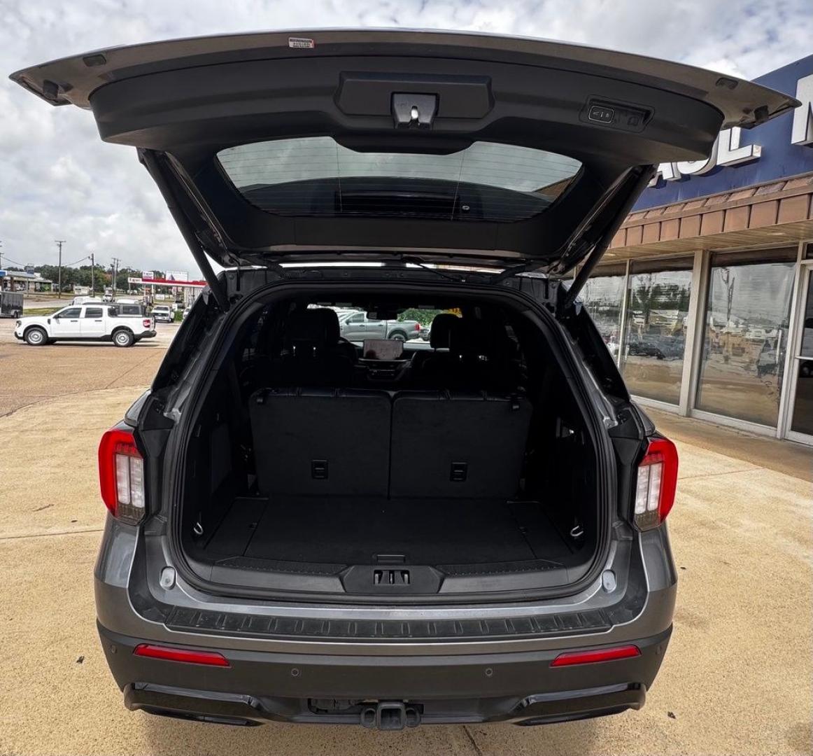 2025 Gray Metallic /Onyx Ford Explorer ST-Line (1FMUK8KH9SG) with an 2.3L EcoBoost I-4 engine, Automatic transmission, located at 1105 E Mulberry, Kaufman, TX, 75142, (972) 962-2151, 32.589550, -96.300926 - Gray Metallic 2025 Ford Explorer 4D Sport Utility ST-Line 4WD 10-Speed Automatic 2.3L EcoBoost I-4 4WD. Priced below KBB Fair Purchase Price!<br><br><br>Recent Arrival! Odometer is 15931 miles below market average! 20/27 City/Highway MPG<br><br><br>Please call Paul Murrey Ford Inc. In Kaufman Texas- Photo#6