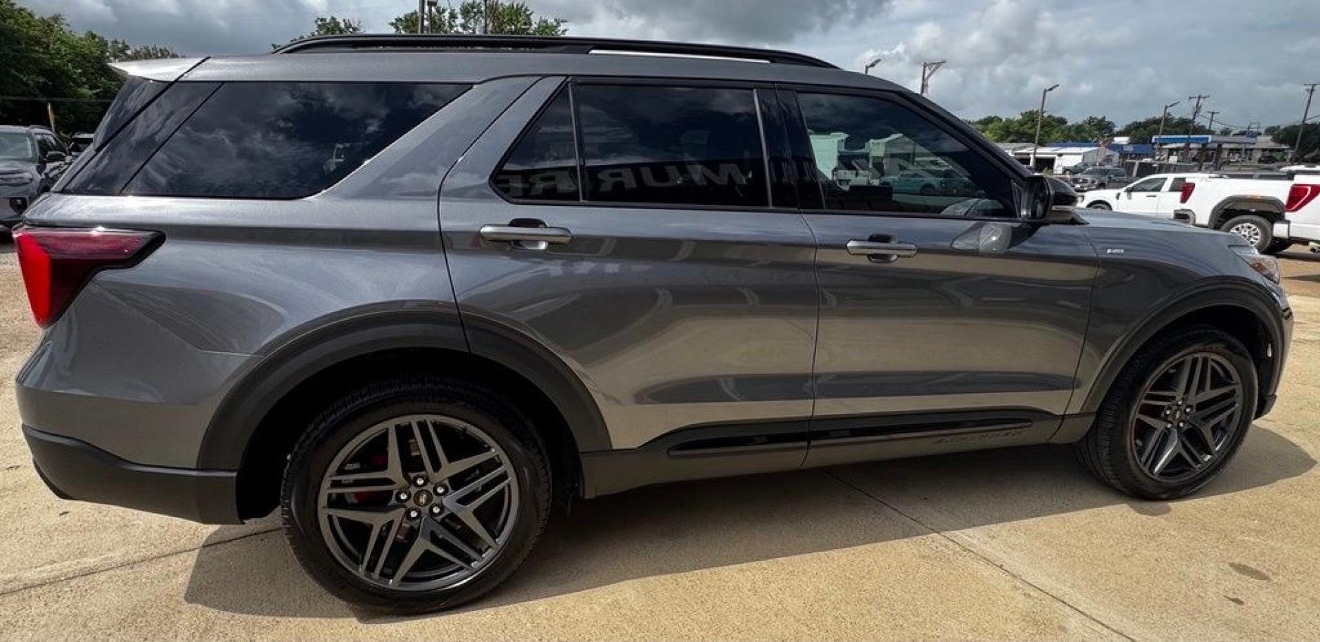 2025 Gray Metallic /Onyx Ford Explorer ST-Line (1FMUK8KH9SG) with an 2.3L EcoBoost I-4 engine, Automatic transmission, located at 1105 E Mulberry, Kaufman, TX, 75142, (972) 962-2151, 32.589550, -96.300926 - Gray Metallic 2025 Ford Explorer 4D Sport Utility ST-Line 4WD 10-Speed Automatic 2.3L EcoBoost I-4 4WD. Priced below KBB Fair Purchase Price!<br><br><br>Recent Arrival! Odometer is 15931 miles below market average! 20/27 City/Highway MPG<br><br><br>Please call Paul Murrey Ford Inc. In Kaufman Texas- Photo#10