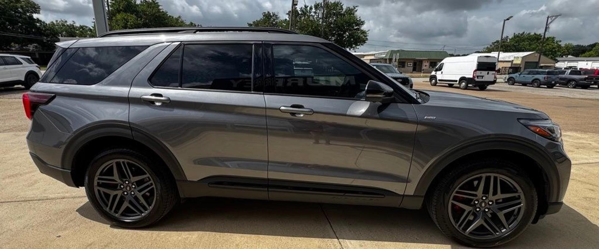 2025 Gray Metallic /Onyx Ford Explorer ST-Line (1FMUK8KH9SG) with an 2.3L EcoBoost I-4 engine, Automatic transmission, located at 1105 E Mulberry, Kaufman, TX, 75142, (972) 962-2151, 32.589550, -96.300926 - Gray Metallic 2025 Ford Explorer 4D Sport Utility ST-Line 4WD 10-Speed Automatic 2.3L EcoBoost I-4 4WD. Priced below KBB Fair Purchase Price!<br><br><br>Recent Arrival! Odometer is 15931 miles below market average! 20/27 City/Highway MPG<br><br><br>Please call Paul Murrey Ford Inc. In Kaufman Texas- Photo#11