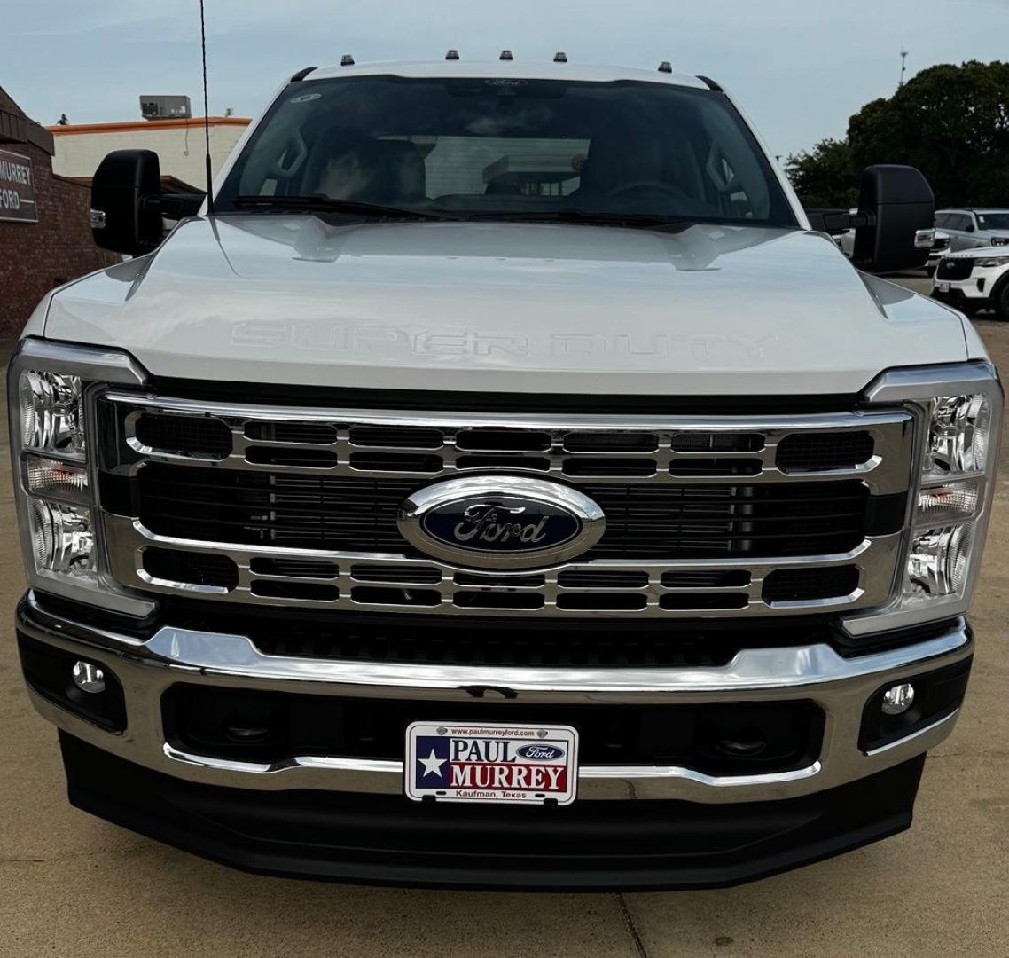 2026 Oxford White /Medium Dark Slate Ford F-350SD XLT (1FT8W3BT6TE) with an Power Stroke 6.7L V8 DI 32V OHV Turbodiesel engine, Automatic transmission, located at 1105 E Mulberry, Kaufman, TX, 75142, (972) 962-2151, 32.589550, -96.300926 - Recent Arrival! $1,000 off MSRP!<br><br>4WD.<br>Oxford White 2026 Ford F-350SD 4D Crew Cab XLT 4WD 10-Speed Automatic Power Stroke 6.7L V8 DI 32V OHV Turbodiesel Price includes: $1000 - Retail Customer Cash. Exp. 09/30/2026- Photo#3