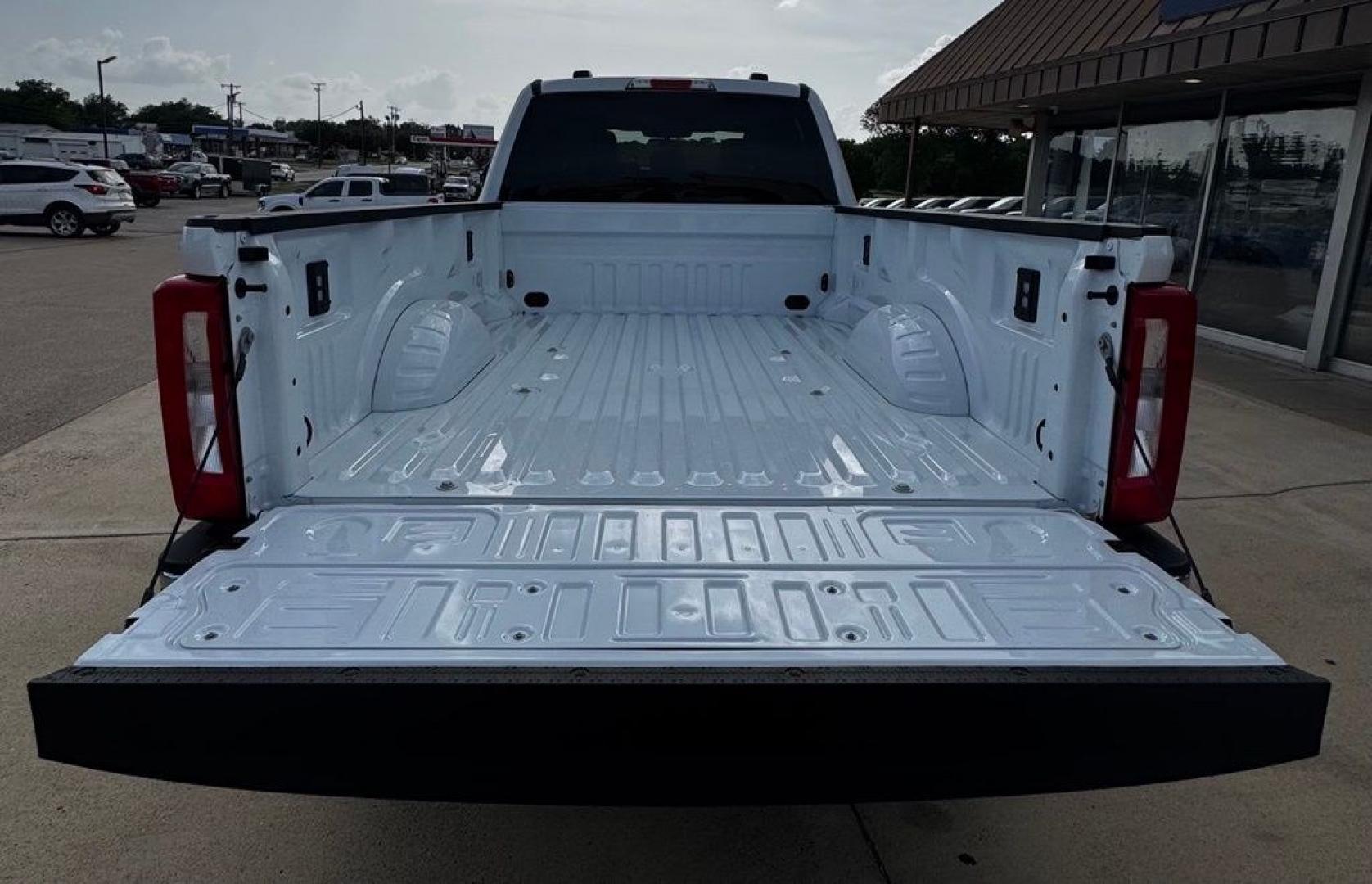 2026 Oxford White /Medium Dark Slate Ford F-350SD XLT (1FT8W3BT6TE) with an Power Stroke 6.7L V8 DI 32V OHV Turbodiesel engine, Automatic transmission, located at 1105 E Mulberry, Kaufman, TX, 75142, (972) 962-2151, 32.589550, -96.300926 - Recent Arrival! $1,000 off MSRP!<br><br>4WD.<br>Oxford White 2026 Ford F-350SD 4D Crew Cab XLT 4WD 10-Speed Automatic Power Stroke 6.7L V8 DI 32V OHV Turbodiesel Price includes: $1000 - Retail Customer Cash. Exp. 09/30/2026- Photo#6