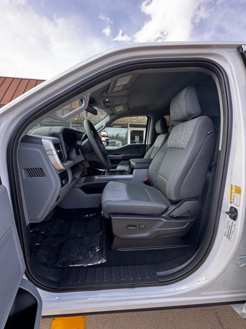 2026 Oxford White /Medium Dark Slate Ford F-350SD XLT (1FT8W3BT6TE) with an Power Stroke 6.7L V8 DI 32V OHV Turbodiesel engine, Automatic transmission, located at 1105 E Mulberry, Kaufman, TX, 75142, (972) 962-2151, 32.589550, -96.300926 - Recent Arrival! $1,000 off MSRP!<br><br>4WD.<br>Oxford White 2026 Ford F-350SD 4D Crew Cab XLT 4WD 10-Speed Automatic Power Stroke 6.7L V8 DI 32V OHV Turbodiesel Price includes: $1000 - Retail Customer Cash. Exp. 09/30/2026- Photo#11