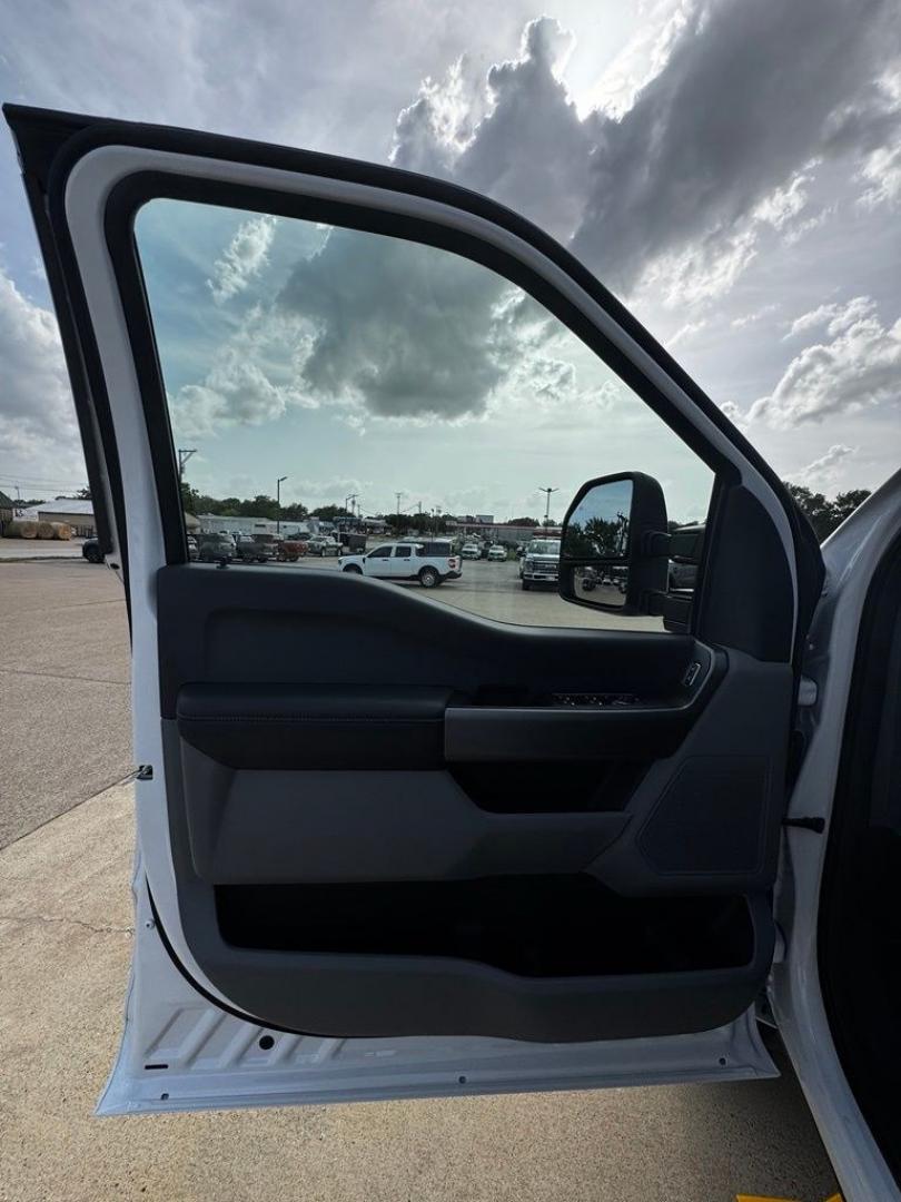 2026 Oxford White /Medium Dark Slate Ford F-350SD XLT (1FT8W3BT6TE) with an Power Stroke 6.7L V8 DI 32V OHV Turbodiesel engine, Automatic transmission, located at 1105 E Mulberry, Kaufman, TX, 75142, (972) 962-2151, 32.589550, -96.300926 - Recent Arrival! $1,000 off MSRP!<br><br>4WD.<br>Oxford White 2026 Ford F-350SD 4D Crew Cab XLT 4WD 10-Speed Automatic Power Stroke 6.7L V8 DI 32V OHV Turbodiesel Price includes: $1000 - Retail Customer Cash. Exp. 09/30/2026- Photo#12