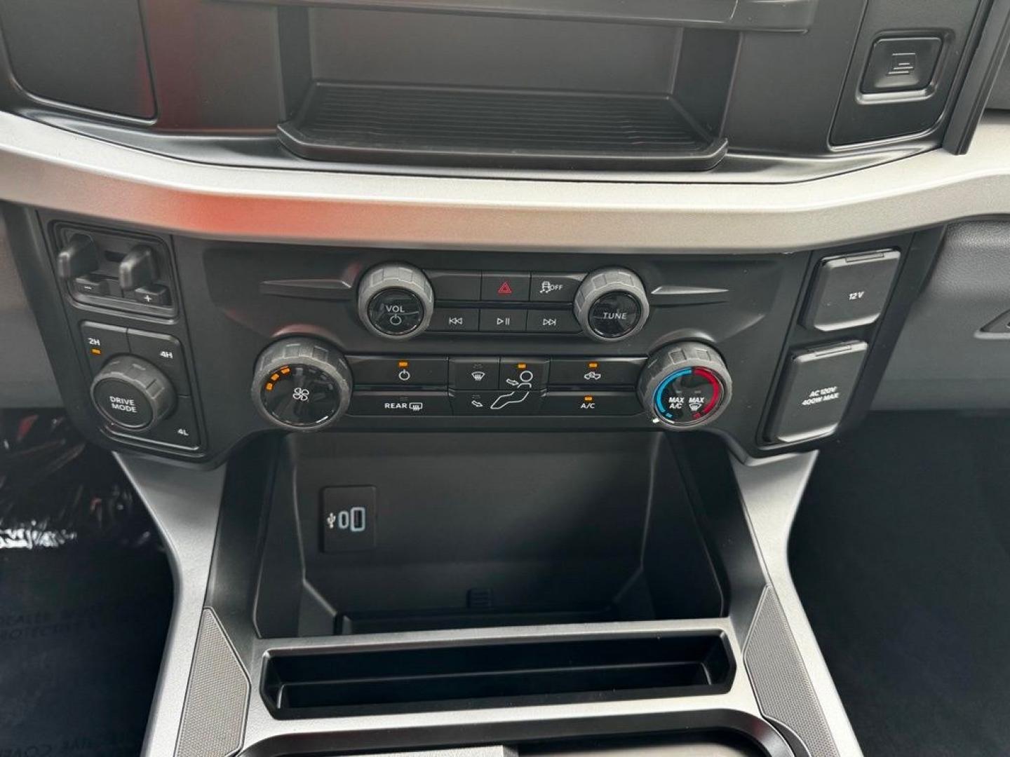2026 Oxford White /Medium Dark Slate Ford F-350SD XLT (1FT8W3BT6TE) with an Power Stroke 6.7L V8 DI 32V OHV Turbodiesel engine, Automatic transmission, located at 1105 E Mulberry, Kaufman, TX, 75142, (972) 962-2151, 32.589550, -96.300926 - Recent Arrival! $1,000 off MSRP!<br><br>4WD.<br>Oxford White 2026 Ford F-350SD 4D Crew Cab XLT 4WD 10-Speed Automatic Power Stroke 6.7L V8 DI 32V OHV Turbodiesel Price includes: $1000 - Retail Customer Cash. Exp. 09/30/2026- Photo#16