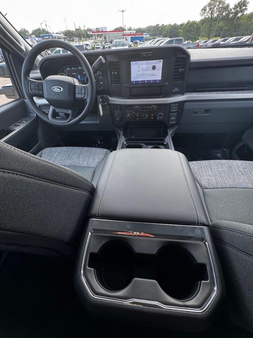 2026 Oxford White /Medium Dark Slate Ford F-350SD XLT (1FT8W3BT6TE) with an Power Stroke 6.7L V8 DI 32V OHV Turbodiesel engine, Automatic transmission, located at 1105 E Mulberry, Kaufman, TX, 75142, (972) 962-2151, 32.589550, -96.300926 - Recent Arrival! $1,000 off MSRP!<br><br>4WD.<br>Oxford White 2026 Ford F-350SD 4D Crew Cab XLT 4WD 10-Speed Automatic Power Stroke 6.7L V8 DI 32V OHV Turbodiesel Price includes: $1000 - Retail Customer Cash. Exp. 09/30/2026- Photo#22