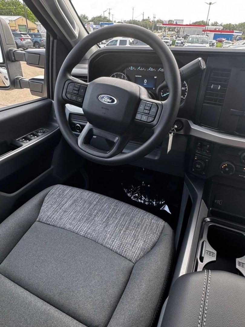 2026 Oxford White /Medium Dark Slate Ford F-350SD XLT (1FT8W3BT6TE) with an Power Stroke 6.7L V8 DI 32V OHV Turbodiesel engine, Automatic transmission, located at 1105 E Mulberry, Kaufman, TX, 75142, (972) 962-2151, 32.589550, -96.300926 - Recent Arrival! $1,000 off MSRP!<br><br>4WD.<br>Oxford White 2026 Ford F-350SD 4D Crew Cab XLT 4WD 10-Speed Automatic Power Stroke 6.7L V8 DI 32V OHV Turbodiesel Price includes: $1000 - Retail Customer Cash. Exp. 09/30/2026- Photo#23