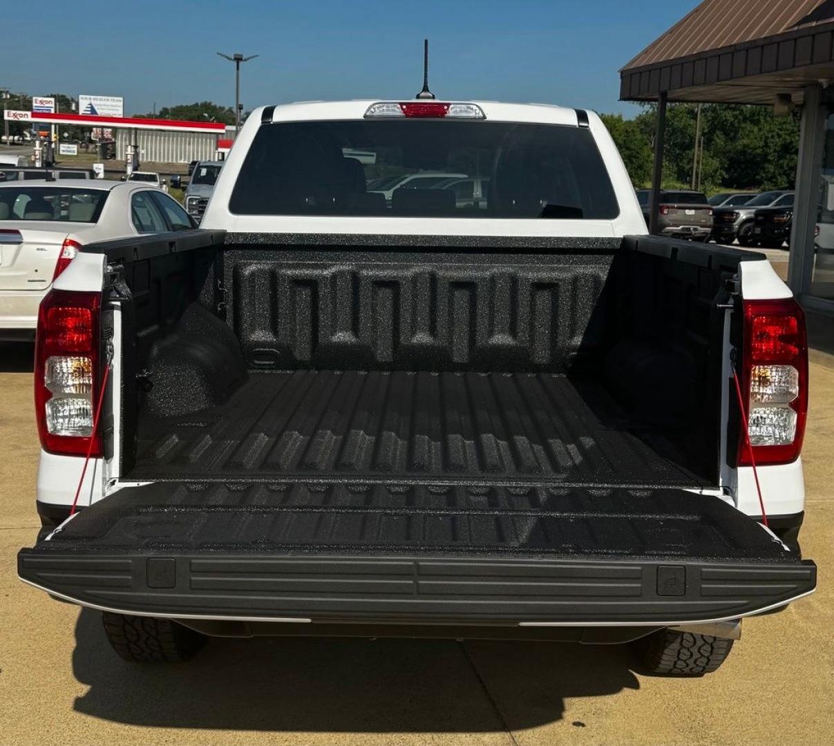 2026 Oxford White /Ebony Ford Ranger XL (1FTER4BH8TL) with an EcoBoost 2.3L I4 GTDi DOHC Turbocharged VCT engine, Automatic transmission, located at 1105 E Mulberry, Kaufman, TX, 75142, (972) 962-2151, 32.589550, -96.300926 - $2,000 off MSRP!<br><br><br>White / Oxford White 2026 Ford Ranger 4D Crew Cab XL RWD 10-Speed Automatic EcoBoost 2.3L I4 GTDi DOHC Turbocharged VCT 21/25 City/Highway MPG Price includes: $1000 - Retail Customer Cash. Exp. 09/30/2026 $1000 - SSE Down Payment Assistance. Exp. 08/31/2026- Photo#6