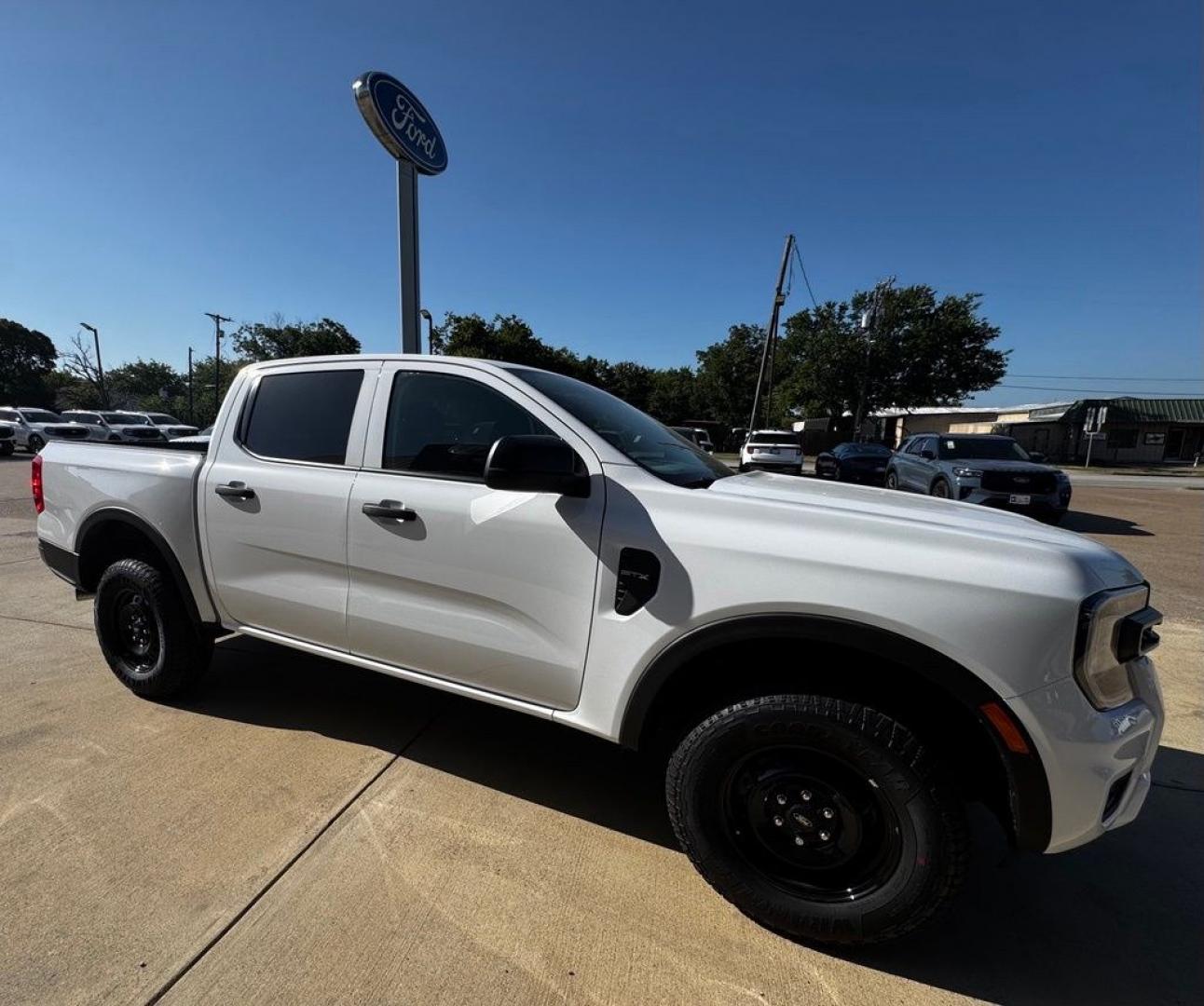 2026 Oxford White /Ebony Ford Ranger XL (1FTER4BH8TL) with an EcoBoost 2.3L I4 GTDi DOHC Turbocharged VCT engine, Automatic transmission, located at 1105 E Mulberry, Kaufman, TX, 75142, (972) 962-2151, 32.589550, -96.300926 - $2,000 off MSRP!<br><br><br>White / Oxford White 2026 Ford Ranger 4D Crew Cab XL RWD 10-Speed Automatic EcoBoost 2.3L I4 GTDi DOHC Turbocharged VCT 21/25 City/Highway MPG Price includes: $1000 - Retail Customer Cash. Exp. 09/30/2026 $1000 - SSE Down Payment Assistance. Exp. 08/31/2026- Photo#21