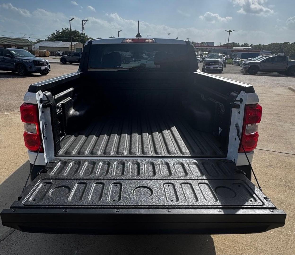2026 Oxford White /Navy Pier/Aspen Gray Ford Maverick XLT (3FTTW8JA4TR) with an EcoBoost 2.0L I4 GTDi DOHC Turbocharged VCT engine, Automatic transmission, located at 1105 E Mulberry, Kaufman, TX, 75142, (972) 962-2151, 32.589550, -96.300926 - Recent Arrival! $1,000 off MSRP!<br><br><br>White / Oxford White 2026 Ford Maverick 4D Crew Cab XLT AWD 8-Speed Automatic EcoBoost 2.0L I4 GTDi DOHC Turbocharged VCT 22/30 City/Highway MPG<br><br>22/30 City/Highway MPG Price includes: $1000 - Retail Customer Cash. Exp. 09/30/2026- Photo#7