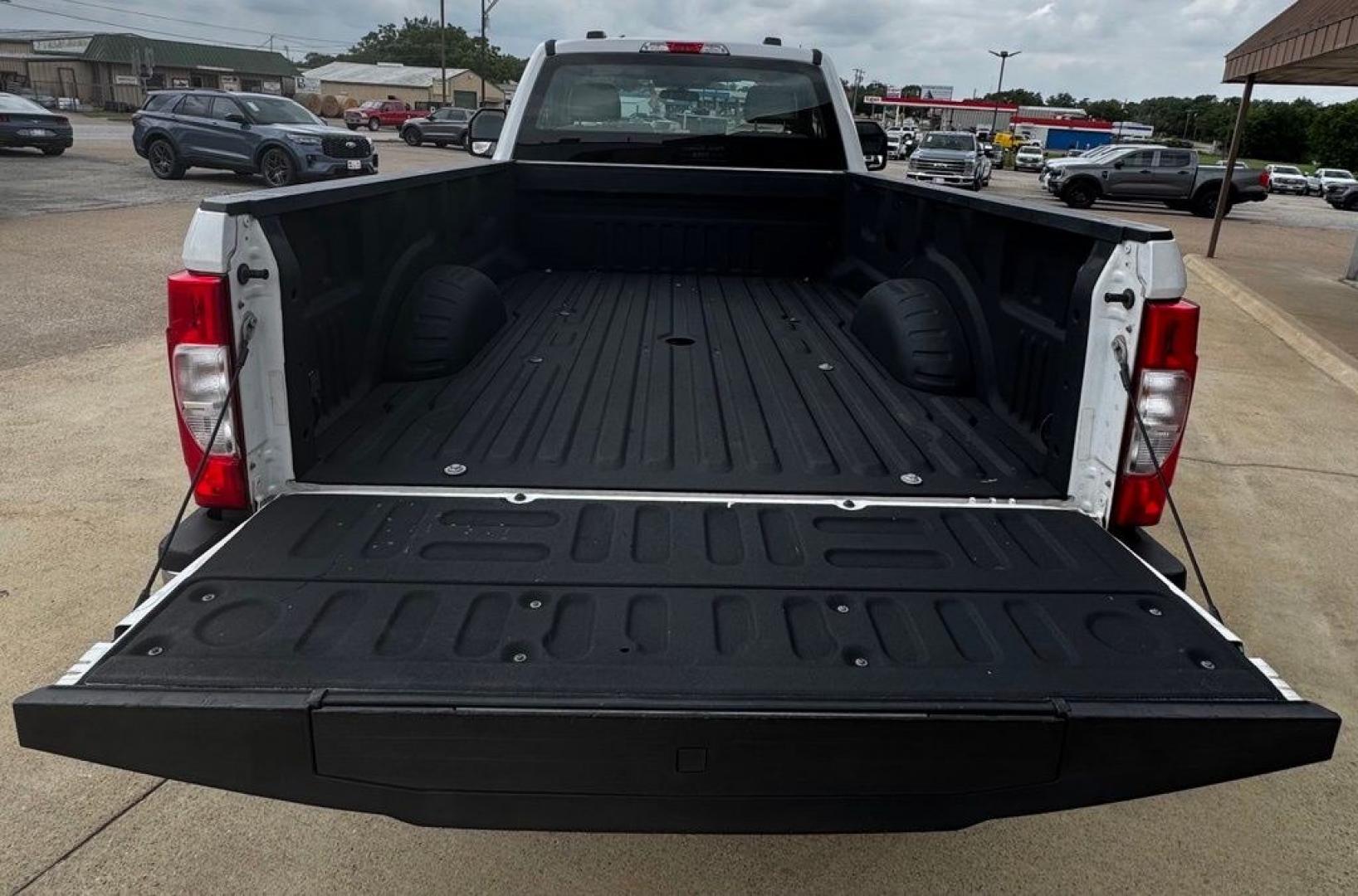 2022 Oxford White /Medium Earth Gray Ford F-250SD XL (1FDBF2BT6NE) with an Power Stroke 6.7L V8 DI 32V OHV Turbodiesel engine, Automatic transmission, located at 1105 E Mulberry, Kaufman, TX, 75142, (972) 962-2151, 32.589550, -96.300926- Photo#6