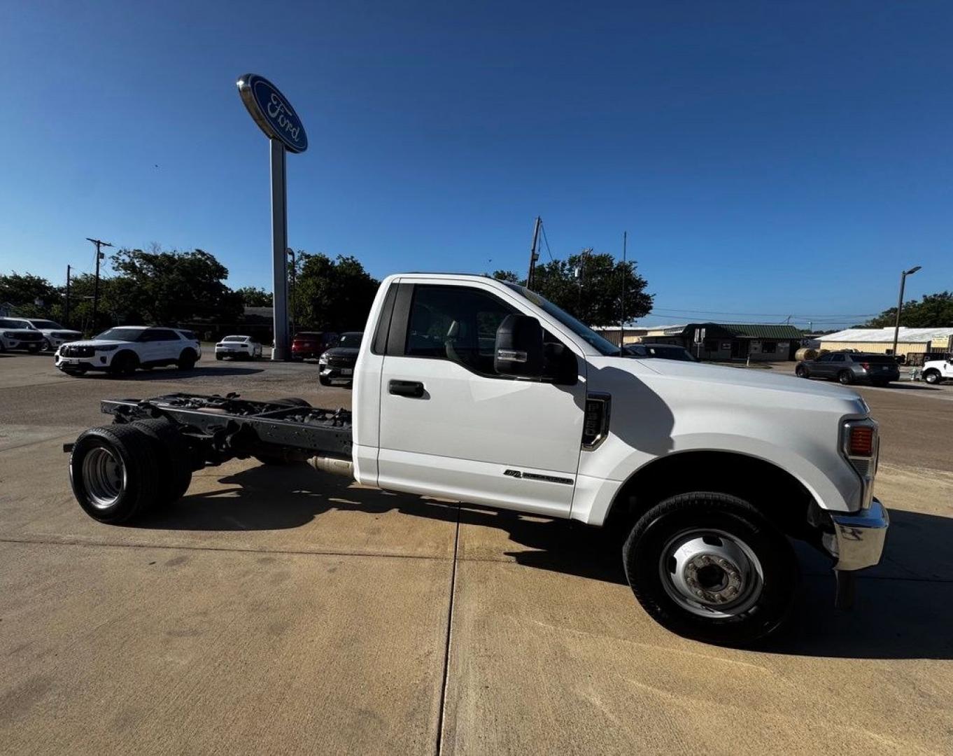 2022 Oxford White /Medium Earth Gray Ford F-350SD XL (1FDRF3HT7NE) with an Power Stroke 6.7L V8 DI 32V OHV Turbodiesel engine, Automatic transmission, located at 1105 E Mulberry, Kaufman, TX, 75142, (972) 962-2151, 32.589550, -96.300926 - Oxford White 2022 Ford F-350SD 2D Standard Cab XL DRW 4WD 10-Speed Automatic Power Stroke 6.7L V8 DI 32V OHV Turbodiesel 4WD.<br><br><br>Please call Paul Murrey Ford Inc. In Kaufman Texas A Family Dealership Since 1952 Serving the Dallas Fort Worth and East Texas areas for over 70 years. Please call- Photo#2