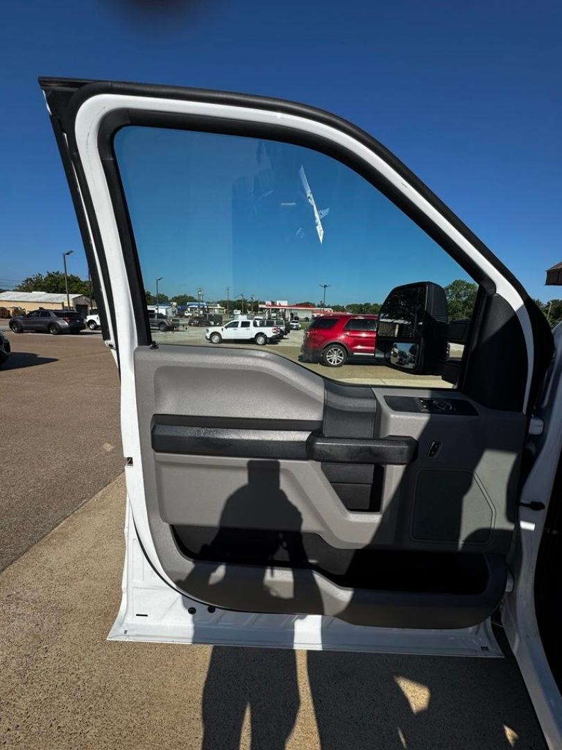 2022 Oxford White /Medium Earth Gray Ford F-350SD XL (1FDRF3HT7NE) with an Power Stroke 6.7L V8 DI 32V OHV Turbodiesel engine, Automatic transmission, located at 1105 E Mulberry, Kaufman, TX, 75142, (972) 962-2151, 32.589550, -96.300926 - Oxford White 2022 Ford F-350SD 2D Standard Cab XL DRW 4WD 10-Speed Automatic Power Stroke 6.7L V8 DI 32V OHV Turbodiesel 4WD.<br><br><br>Please call Paul Murrey Ford Inc. In Kaufman Texas A Family Dealership Since 1952 Serving the Dallas Fort Worth and East Texas areas for over 70 years. Please call- Photo#10