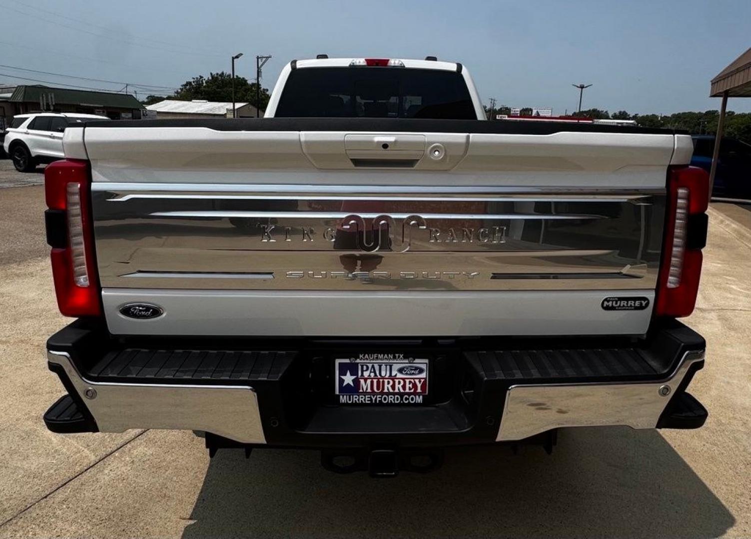 2026 White Metallic /Java Ford F-350SD King Ranch (1FT8W3BM1TE) with an 6.7L High Output Power Stroke V8 Diesel engine, Automatic transmission, located at 1105 E Mulberry, Kaufman, TX, 75142, (972) 962-2151, 32.589550, -96.300926 - Recent Arrival!<br><br>4WD.<br>Star White Metallic Tri-Coat 2026 Ford F-350SD 4D Crew Cab King Ranch 4WD 10-Speed Automatic 6.7L High Output Power Stroke V8 Diesel- Photo#5