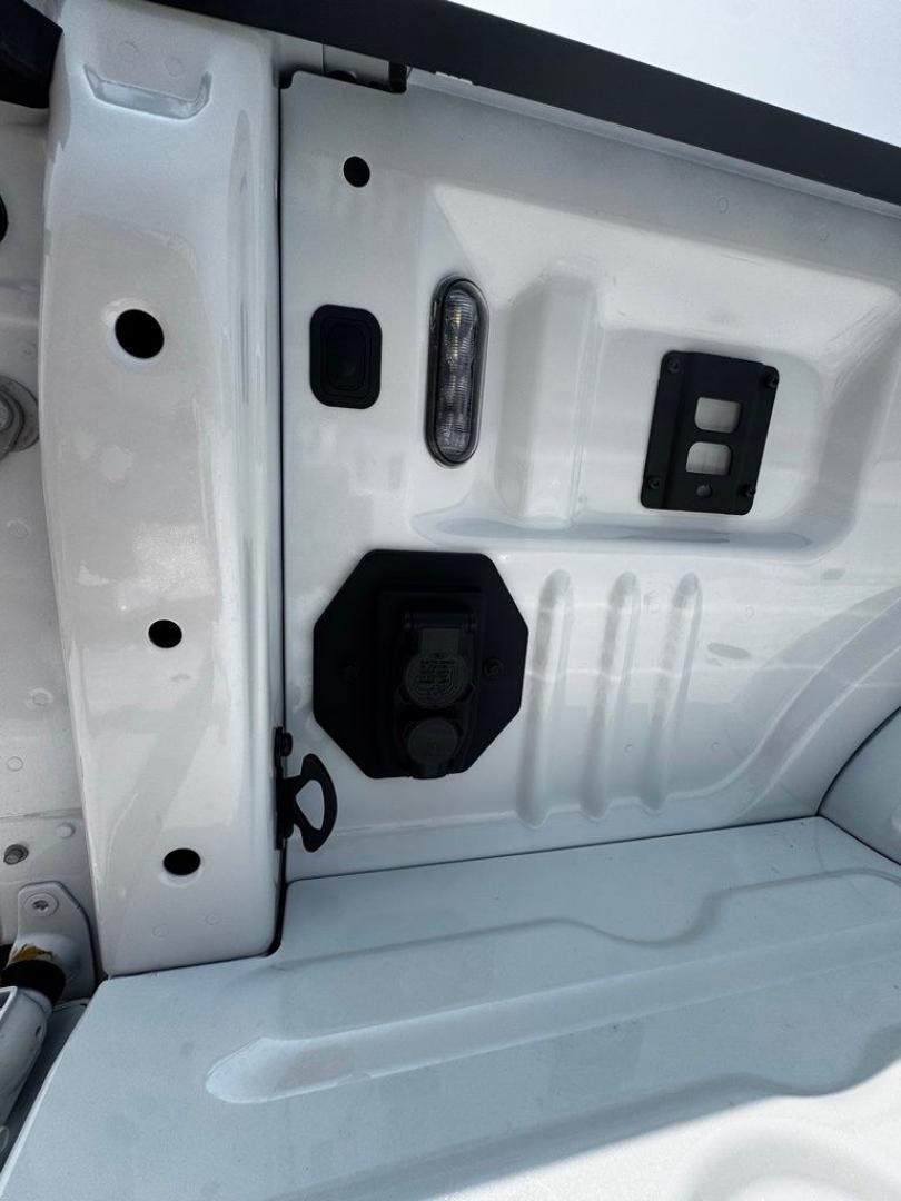 2026 White Metallic /Java Ford F-350SD King Ranch (1FT8W3BM1TE) with an 6.7L High Output Power Stroke V8 Diesel engine, Automatic transmission, located at 1105 E Mulberry, Kaufman, TX, 75142, (972) 962-2151, 32.589550, -96.300926 - Recent Arrival!<br><br>4WD.<br>Star White Metallic Tri-Coat 2026 Ford F-350SD 4D Crew Cab King Ranch 4WD 10-Speed Automatic 6.7L High Output Power Stroke V8 Diesel- Photo#7