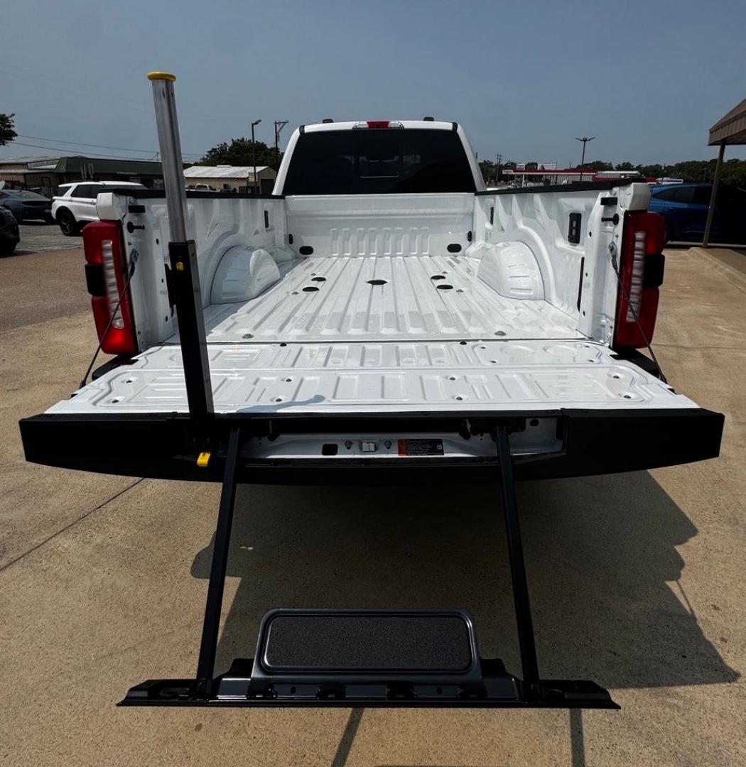 2026 White Metallic /Java Ford F-350SD King Ranch (1FT8W3BM1TE) with an 6.7L High Output Power Stroke V8 Diesel engine, Automatic transmission, located at 1105 E Mulberry, Kaufman, TX, 75142, (972) 962-2151, 32.589550, -96.300926 - Recent Arrival!<br><br>4WD.<br>Star White Metallic Tri-Coat 2026 Ford F-350SD 4D Crew Cab King Ranch 4WD 10-Speed Automatic 6.7L High Output Power Stroke V8 Diesel- Photo#8