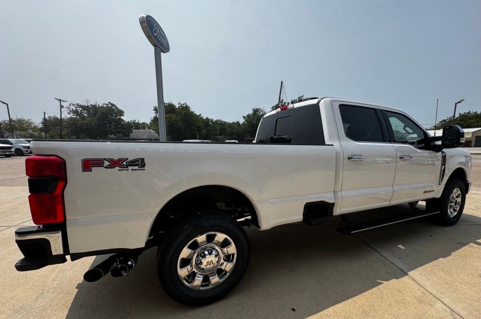 2026 White Metallic /Java Ford F-350SD King Ranch (1FT8W3BM1TE) with an 6.7L High Output Power Stroke V8 Diesel engine, Automatic transmission, located at 1105 E Mulberry, Kaufman, TX, 75142, (972) 962-2151, 32.589550, -96.300926 - Recent Arrival!<br><br>4WD.<br>Star White Metallic Tri-Coat 2026 Ford F-350SD 4D Crew Cab King Ranch 4WD 10-Speed Automatic 6.7L High Output Power Stroke V8 Diesel- Photo#9