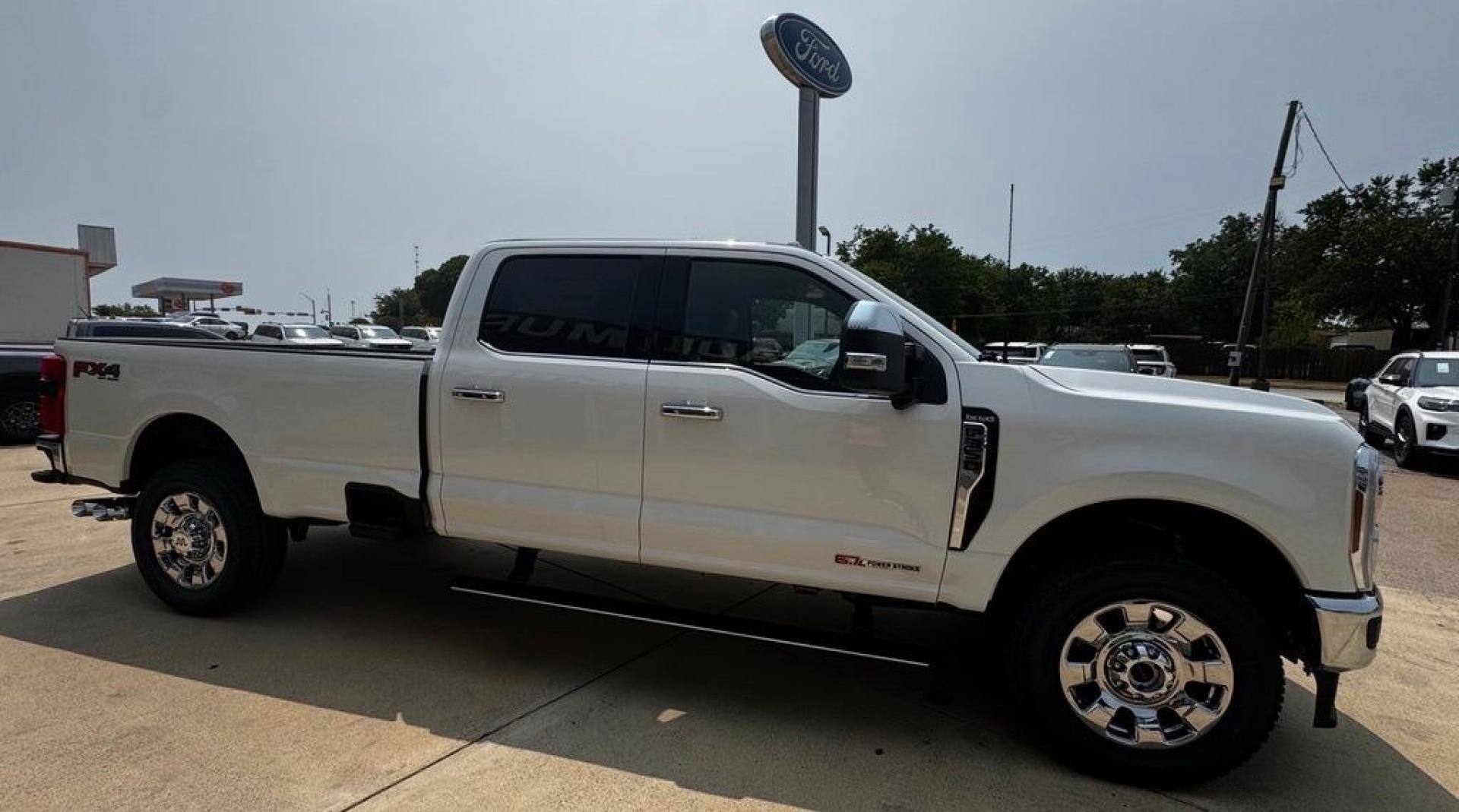 2026 White Metallic /Java Ford F-350SD King Ranch (1FT8W3BM1TE) with an 6.7L High Output Power Stroke V8 Diesel engine, Automatic transmission, located at 1105 E Mulberry, Kaufman, TX, 75142, (972) 962-2151, 32.589550, -96.300926 - Recent Arrival!<br><br>4WD.<br>Star White Metallic Tri-Coat 2026 Ford F-350SD 4D Crew Cab King Ranch 4WD 10-Speed Automatic 6.7L High Output Power Stroke V8 Diesel- Photo#11
