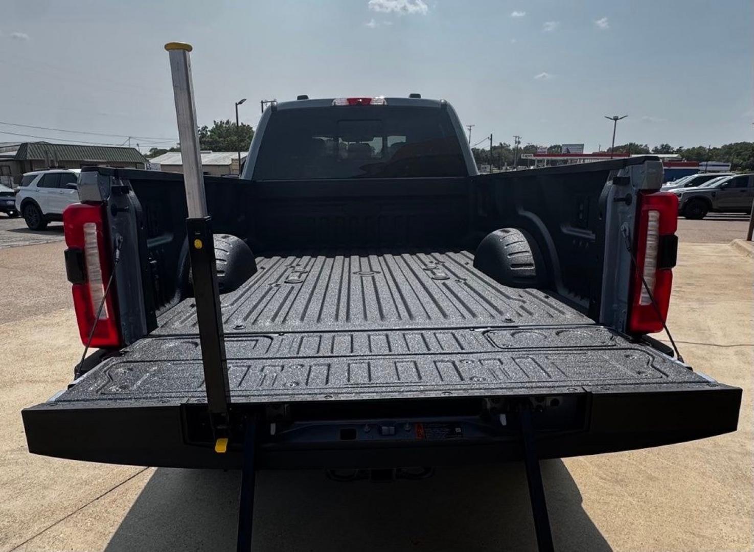 2026 Gray Metallic /Black Onyx Ford F-350SD Lariat (1FT8W3BT5TE) with an Power Stroke 6.7L V8 DI 32V OHV Turbodiesel engine, Automatic transmission, located at 1105 E Mulberry, Kaufman, TX, 75142, (972) 962-2151, 32.589550, -96.300926 - Recent Arrival! $1,000 off MSRP!<br><br>4WD.<br>Glacier Gray Metallic TriCoat 2026 Ford F-350SD 4D Crew Cab Lariat 4WD 10-Speed Automatic Power Stroke 6.7L V8 DI 32V OHV Turbodiesel Price includes: $1000 - Retail Customer Cash. Exp. 09/30/2026- Photo#8