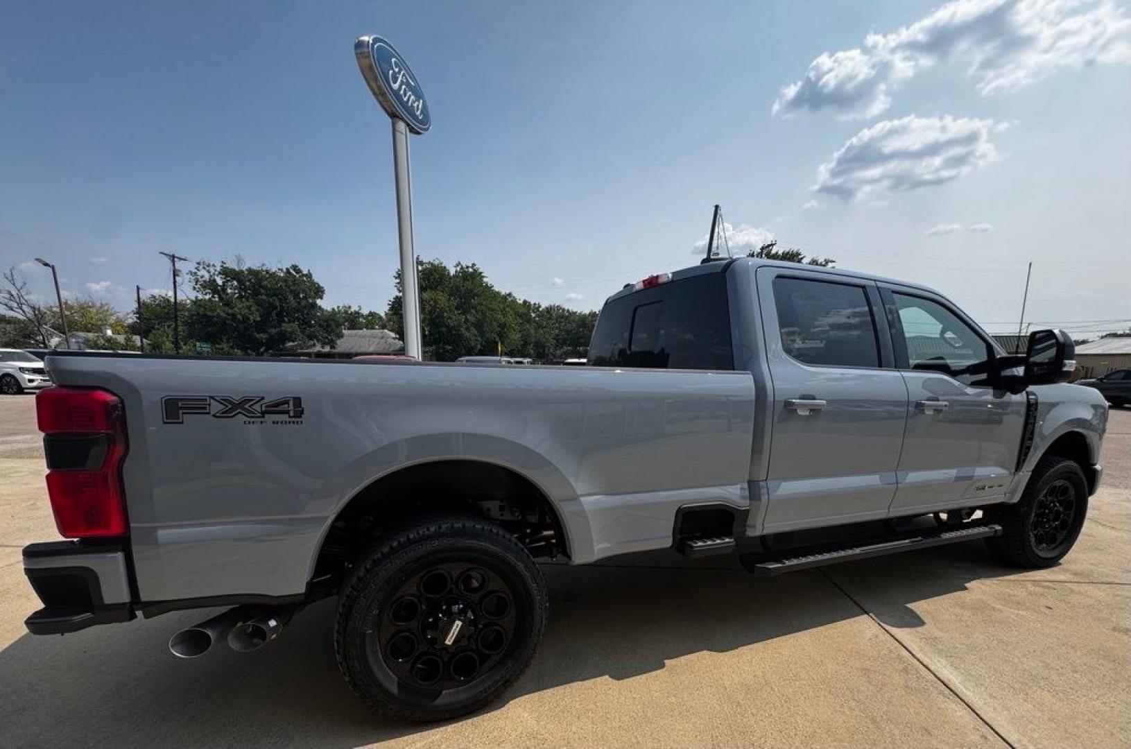 2026 Gray Metallic /Black Onyx Ford F-350SD Lariat (1FT8W3BT5TE) with an Power Stroke 6.7L V8 DI 32V OHV Turbodiesel engine, Automatic transmission, located at 1105 E Mulberry, Kaufman, TX, 75142, (972) 962-2151, 32.589550, -96.300926 - Recent Arrival! $1,000 off MSRP!<br><br>4WD.<br>Glacier Gray Metallic TriCoat 2026 Ford F-350SD 4D Crew Cab Lariat 4WD 10-Speed Automatic Power Stroke 6.7L V8 DI 32V OHV Turbodiesel Price includes: $1000 - Retail Customer Cash. Exp. 09/30/2026- Photo#10