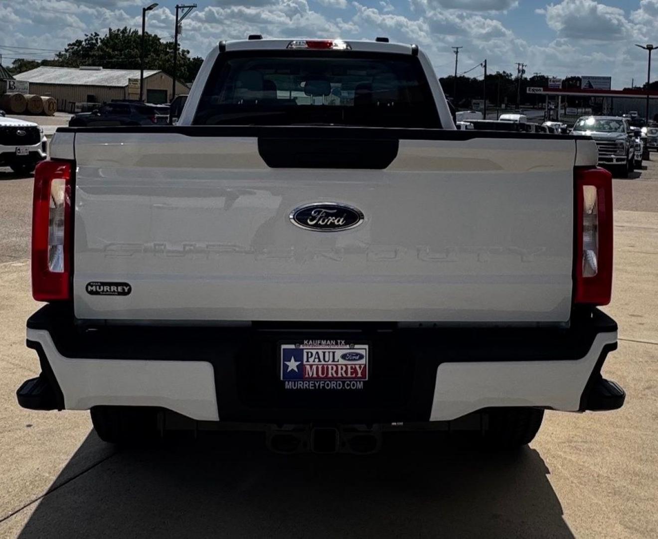 2026 Oxford White /Medium Dark Slate Ford F-350SD XL (1FT8W3BT4TE) with an Power Stroke 6.7L V8 DI 32V OHV Turbodiesel engine, Automatic transmission, located at 1105 E Mulberry, Kaufman, TX, 75142, (972) 962-2151, 32.589550, -96.300926 - Recent Arrival! $2,500 off MSRP!<br><br>4WD.<br>Oxford White 2026 Ford F-350SD 4D Crew Cab XL 4WD 10-Speed Automatic Power Stroke 6.7L V8 DI 32V OHV Turbodiesel Price includes: $1000 - Retail Customer Cash. Exp. 09/30/2026 $1500 - Retail Customer Cash. Exp. 09/30/2026- Photo#4