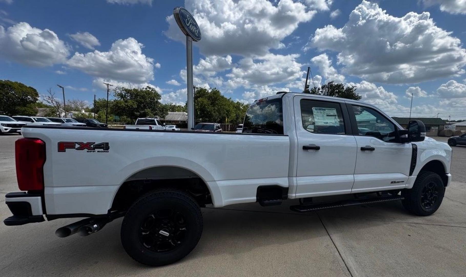 2026 Oxford White /Medium Dark Slate Ford F-350SD XL (1FT8W3BT4TE) with an Power Stroke 6.7L V8 DI 32V OHV Turbodiesel engine, Automatic transmission, located at 1105 E Mulberry, Kaufman, TX, 75142, (972) 962-2151, 32.589550, -96.300926 - Recent Arrival! $2,500 off MSRP!<br><br>4WD.<br>Oxford White 2026 Ford F-350SD 4D Crew Cab XL 4WD 10-Speed Automatic Power Stroke 6.7L V8 DI 32V OHV Turbodiesel Price includes: $1000 - Retail Customer Cash. Exp. 09/30/2026 $1500 - Retail Customer Cash. Exp. 09/30/2026- Photo#6