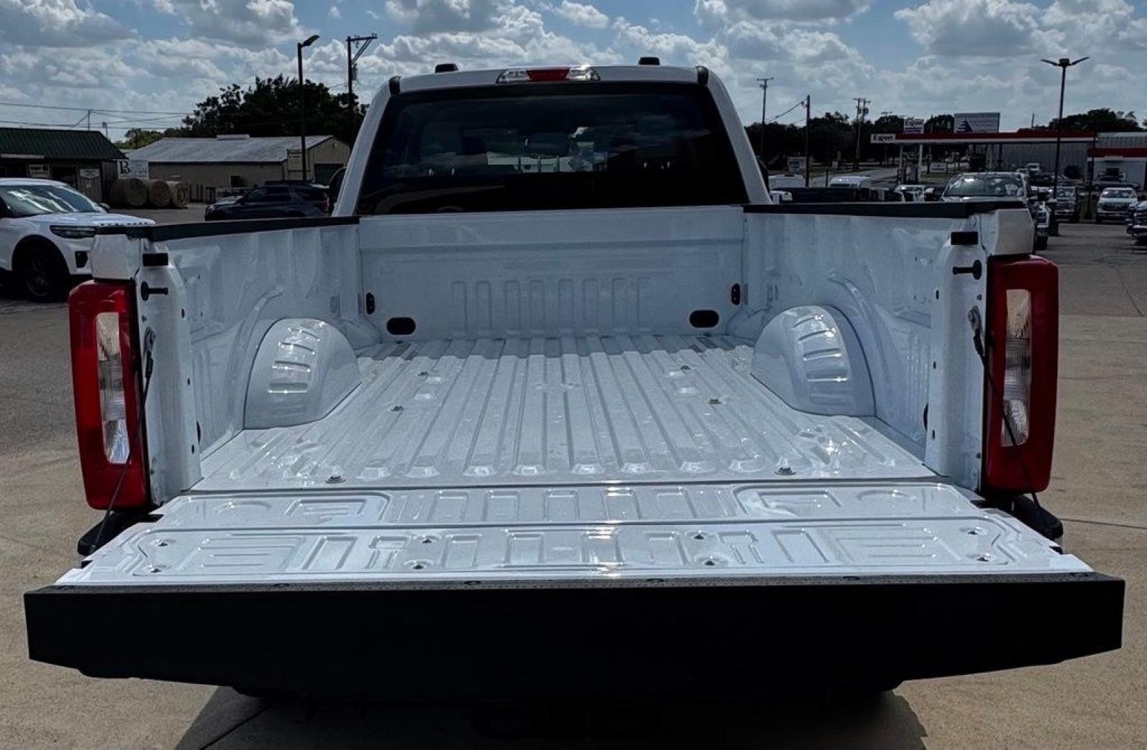 2026 Oxford White /Medium Dark Slate Ford F-350SD XL (1FT8W3BT4TE) with an Power Stroke 6.7L V8 DI 32V OHV Turbodiesel engine, Automatic transmission, located at 1105 E Mulberry, Kaufman, TX, 75142, (972) 962-2151, 32.589550, -96.300926 - Recent Arrival! $2,500 off MSRP!<br><br>4WD.<br>Oxford White 2026 Ford F-350SD 4D Crew Cab XL 4WD 10-Speed Automatic Power Stroke 6.7L V8 DI 32V OHV Turbodiesel Price includes: $1000 - Retail Customer Cash. Exp. 09/30/2026 $1500 - Retail Customer Cash. Exp. 09/30/2026- Photo#8