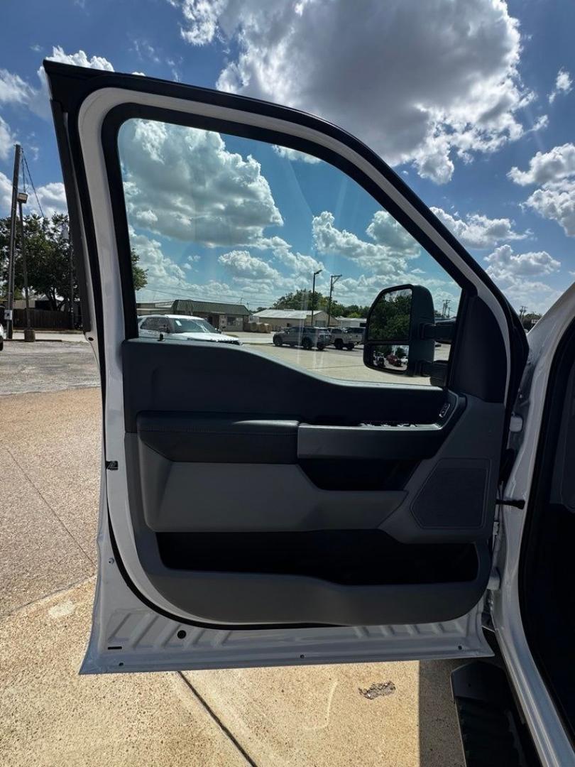 2026 Oxford White /Medium Dark Slate Ford F-350SD XL (1FT8W3BT4TE) with an Power Stroke 6.7L V8 DI 32V OHV Turbodiesel engine, Automatic transmission, located at 1105 E Mulberry, Kaufman, TX, 75142, (972) 962-2151, 32.589550, -96.300926 - Recent Arrival! $2,500 off MSRP!<br><br>4WD.<br>Oxford White 2026 Ford F-350SD 4D Crew Cab XL 4WD 10-Speed Automatic Power Stroke 6.7L V8 DI 32V OHV Turbodiesel Price includes: $1000 - Retail Customer Cash. Exp. 09/30/2026 $1500 - Retail Customer Cash. Exp. 09/30/2026- Photo#11