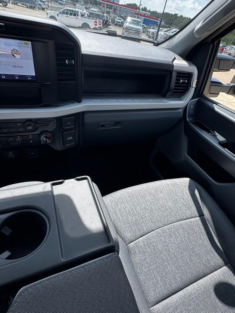 2026 Oxford White /Medium Dark Slate Ford F-350SD XL (1FT8W3BT4TE) with an Power Stroke 6.7L V8 DI 32V OHV Turbodiesel engine, Automatic transmission, located at 1105 E Mulberry, Kaufman, TX, 75142, (972) 962-2151, 32.589550, -96.300926 - Recent Arrival! $2,500 off MSRP!<br><br>4WD.<br>Oxford White 2026 Ford F-350SD 4D Crew Cab XL 4WD 10-Speed Automatic Power Stroke 6.7L V8 DI 32V OHV Turbodiesel Price includes: $1000 - Retail Customer Cash. Exp. 09/30/2026 $1500 - Retail Customer Cash. Exp. 09/30/2026- Photo#20