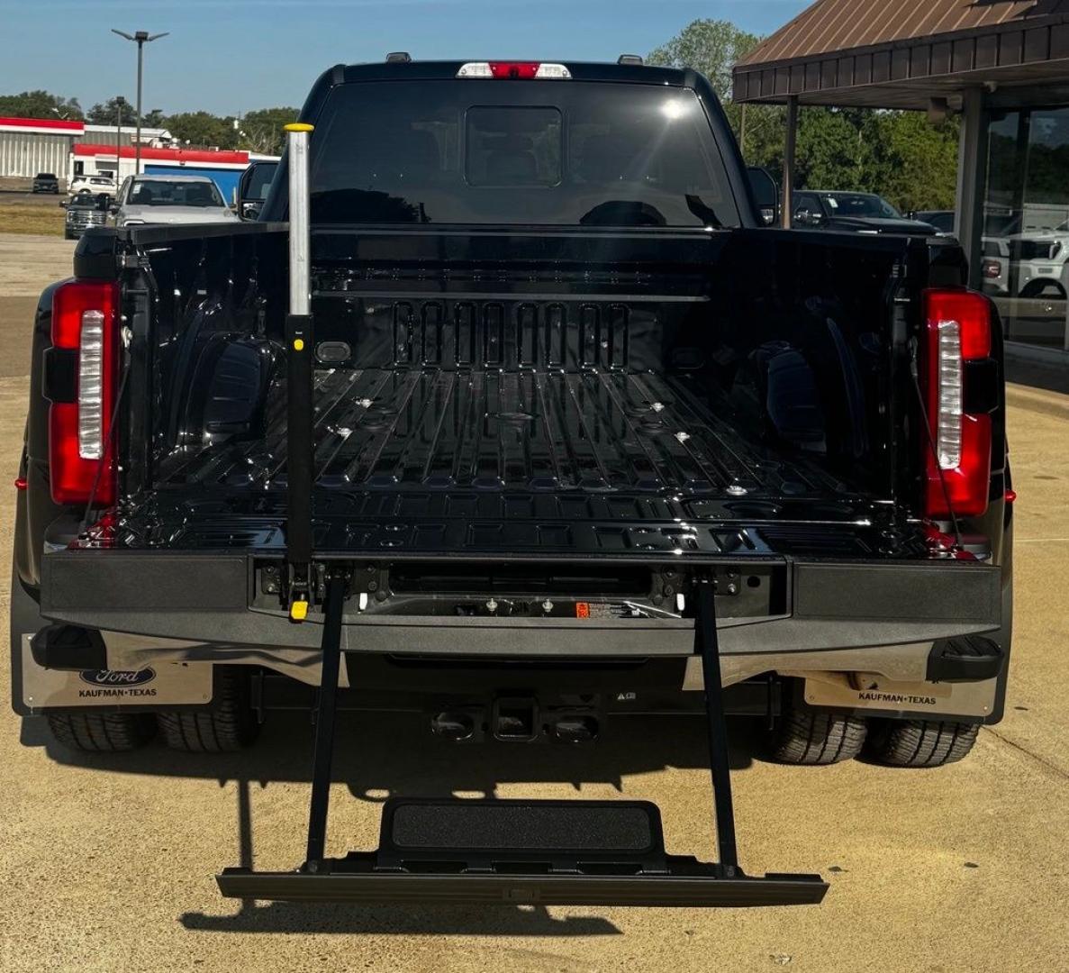 2026 Black Metallic /Black Onyx Ford F-350SD Lariat (1FT8W3DT7TE) with an Power Stroke 6.7L V8 DI 32V OHV Turbodiesel engine, Automatic transmission, located at 1105 E Mulberry, Kaufman, TX, 75142, (972) 962-2151, 32.589550, -96.300926 - $3,901 off MSRP!<br><br>4WD.<br>Agate Black Metallic 2026 Ford F-350SD 4D Crew Cab Lariat DRW 4WD 10-Speed Automatic Power Stroke 6.7L V8 DI 32V OHV Turbodiesel- Photo#7