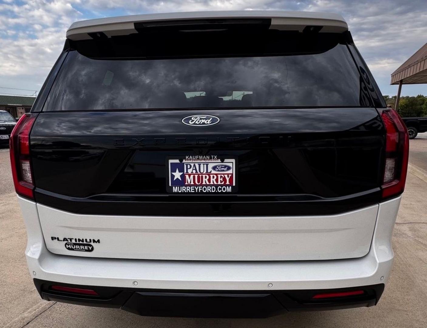 2027 White Metallic /Black Onyx Ford Expedition Platinum (1FMJU1MG2VE) with an 3.5L V6 EcoBoost High Output engine, Automatic transmission, located at 1105 E Mulberry, Kaufman, TX, 75142, (972) 962-2151, 32.589550, -96.300926 - Recent Arrival!<br><br>4WD.<br>Star White Metallic Tri-Coat 2027 Ford Expedition 4D Sport Utility Platinum 4WD 10-Speed Automatic 3.5L V6 EcoBoost High Output 15/22 City/Highway MPG- Photo#5