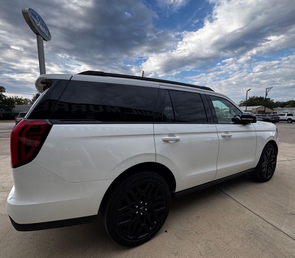2027 White Metallic /Black Onyx Ford Expedition Platinum (1FMJU1MG2VE) with an 3.5L V6 EcoBoost High Output engine, Automatic transmission, located at 1105 E Mulberry, Kaufman, TX, 75142, (972) 962-2151, 32.589550, -96.300926 - Recent Arrival!<br><br>4WD.<br>Star White Metallic Tri-Coat 2027 Ford Expedition 4D Sport Utility Platinum 4WD 10-Speed Automatic 3.5L V6 EcoBoost High Output 15/22 City/Highway MPG- Photo#7