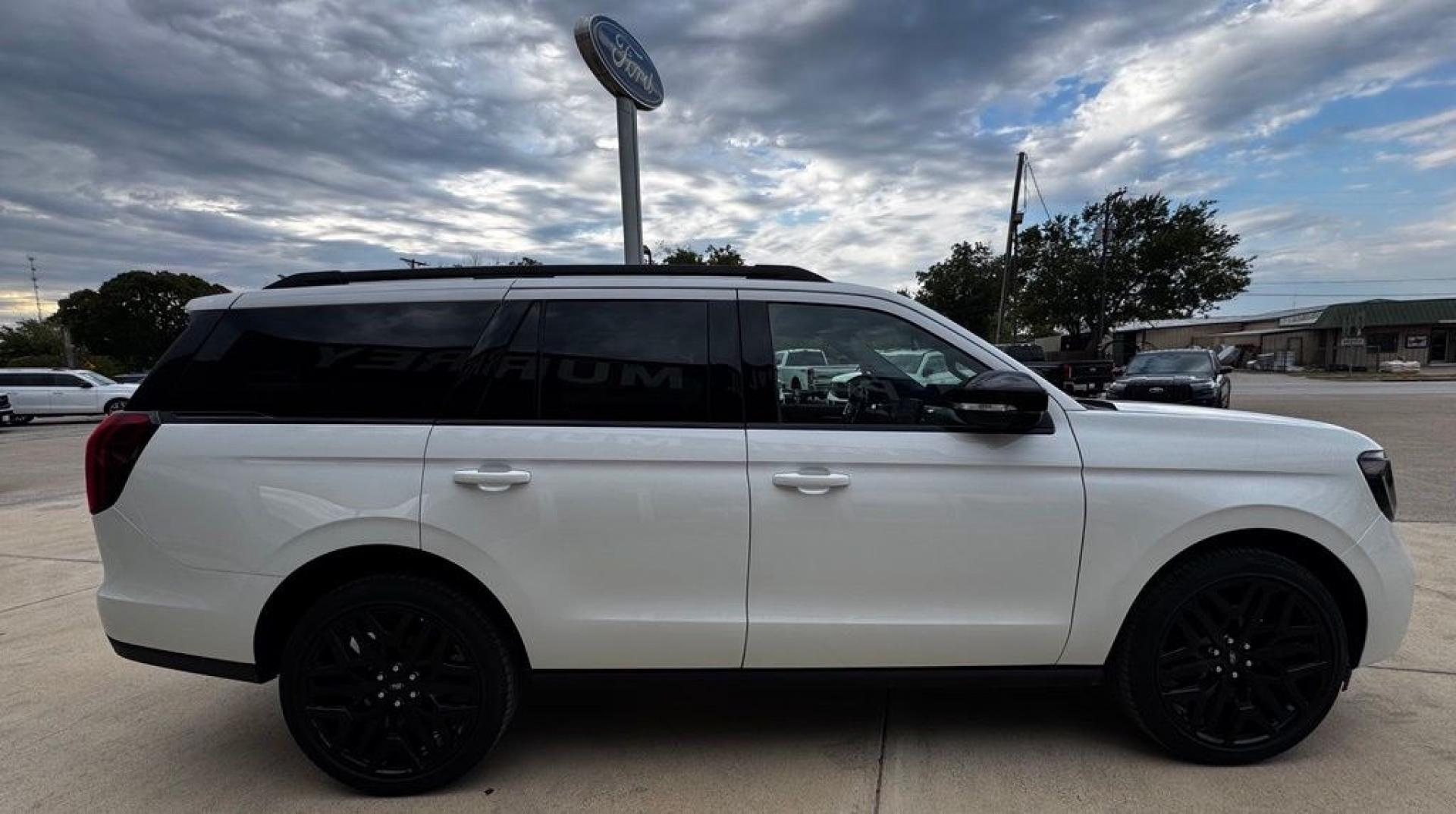 2027 White Metallic /Black Onyx Ford Expedition Platinum (1FMJU1MG2VE) with an 3.5L V6 EcoBoost High Output engine, Automatic transmission, located at 1105 E Mulberry, Kaufman, TX, 75142, (972) 962-2151, 32.589550, -96.300926 - Recent Arrival!<br><br>4WD.<br>Star White Metallic Tri-Coat 2027 Ford Expedition 4D Sport Utility Platinum 4WD 10-Speed Automatic 3.5L V6 EcoBoost High Output 15/22 City/Highway MPG- Photo#8