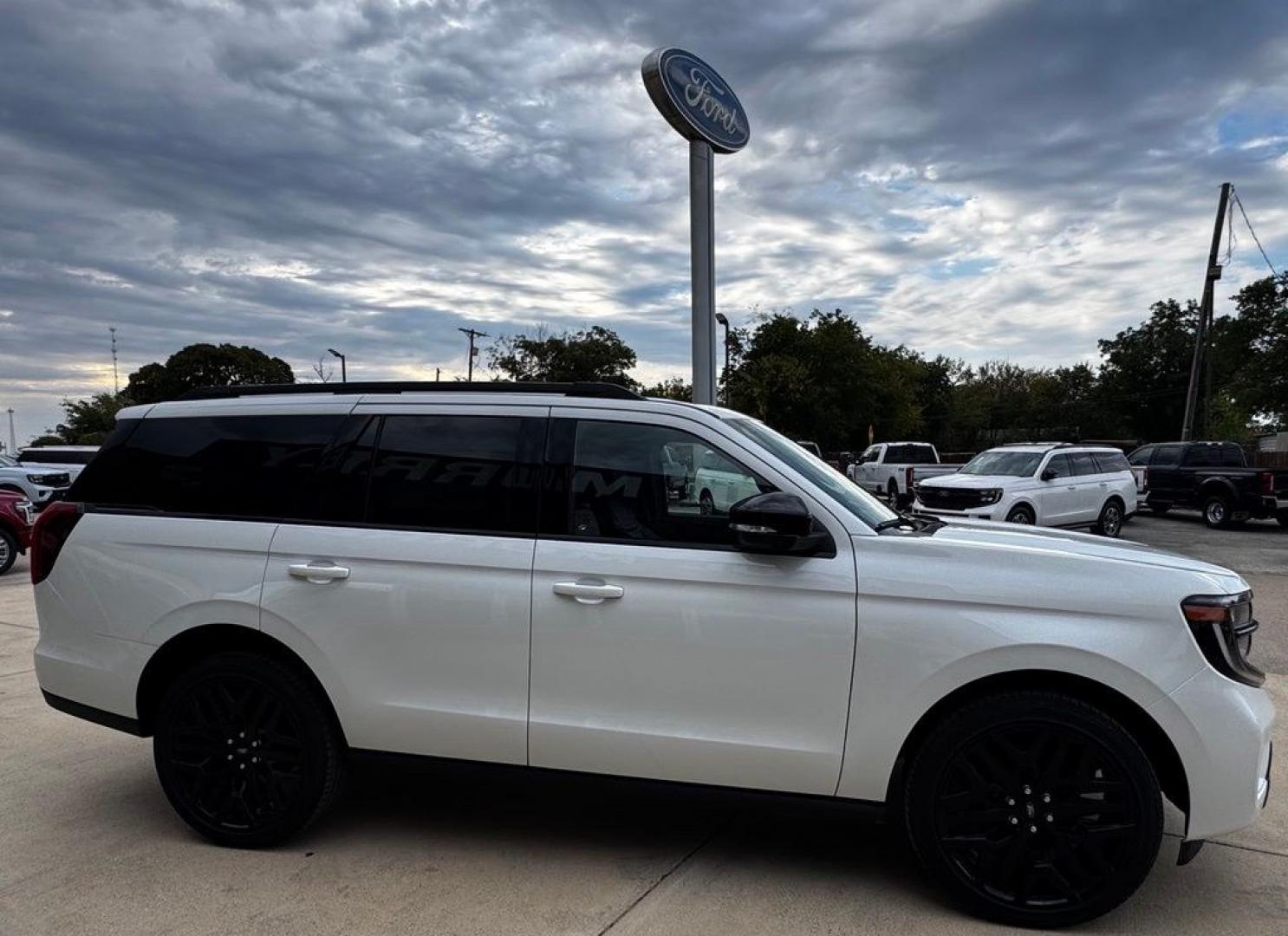 2027 White Metallic /Black Onyx Ford Expedition Platinum (1FMJU1MG2VE) with an 3.5L V6 EcoBoost High Output engine, Automatic transmission, located at 1105 E Mulberry, Kaufman, TX, 75142, (972) 962-2151, 32.589550, -96.300926 - Recent Arrival!<br><br>4WD.<br>Star White Metallic Tri-Coat 2027 Ford Expedition 4D Sport Utility Platinum 4WD 10-Speed Automatic 3.5L V6 EcoBoost High Output 15/22 City/Highway MPG- Photo#9