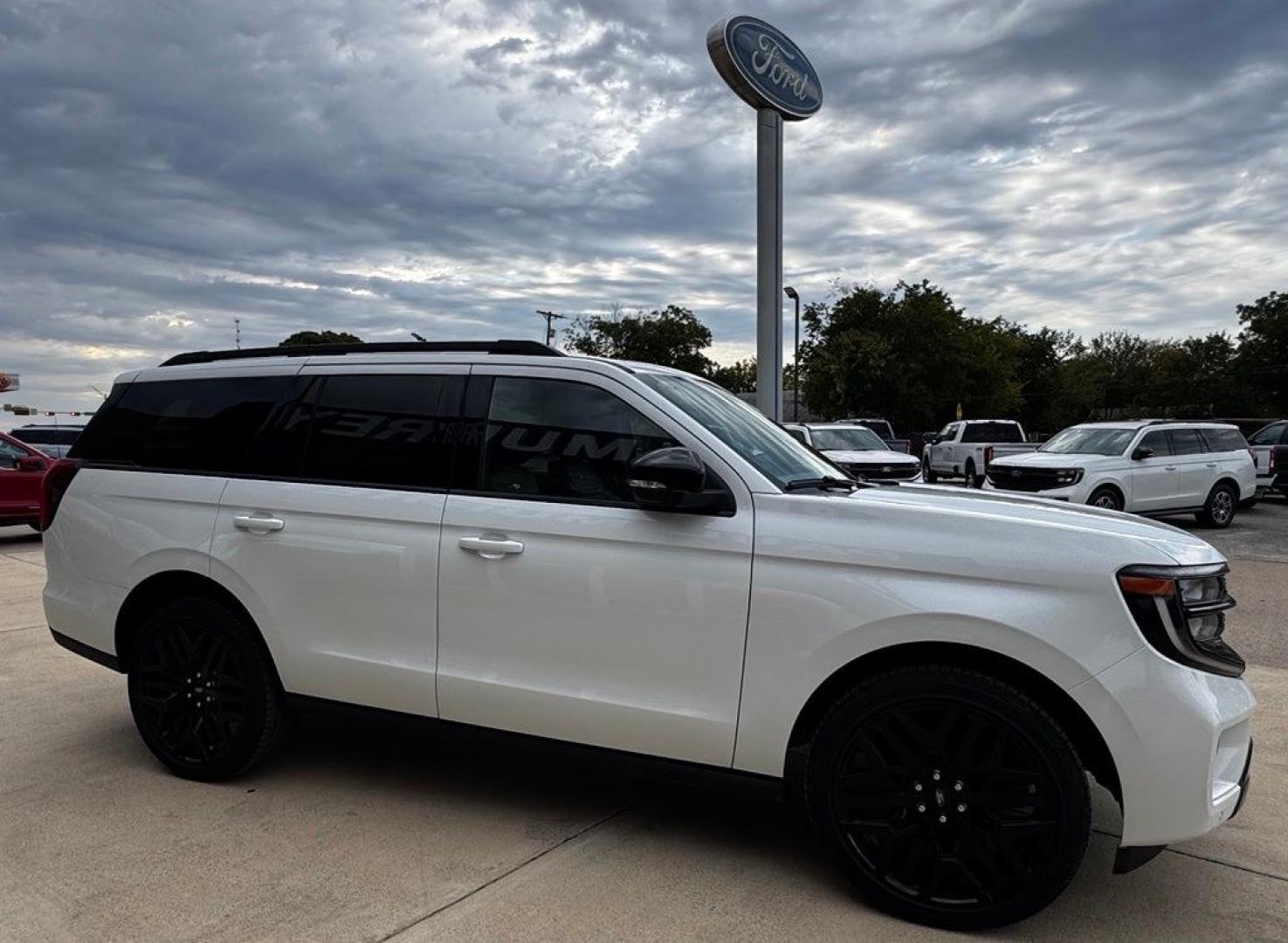 2027 White Metallic /Black Onyx Ford Expedition Platinum (1FMJU1MG2VE) with an 3.5L V6 EcoBoost High Output engine, Automatic transmission, located at 1105 E Mulberry, Kaufman, TX, 75142, (972) 962-2151, 32.589550, -96.300926 - Recent Arrival!<br><br>4WD.<br>Star White Metallic Tri-Coat 2027 Ford Expedition 4D Sport Utility Platinum 4WD 10-Speed Automatic 3.5L V6 EcoBoost High Output 15/22 City/Highway MPG- Photo#10