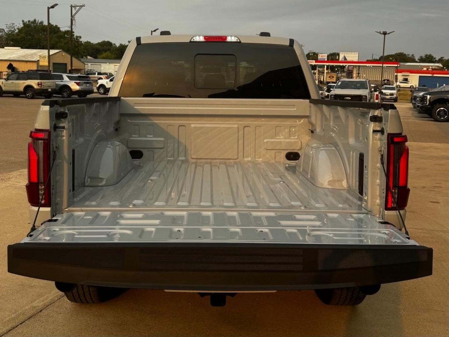 2026 Avalanche /Black Ford F-150 Lariat (1FTFW5L59TF) with an 5.0L V8 engine, Automatic transmission, located at 1105 E Mulberry, Kaufman, TX, 75142, (972) 962-2151, 32.589550, -96.300926 - Recent Arrival! $5,000 off MSRP!<br><br>4WD.<br>Avalanche 2026 Ford F-150 4D SuperCrew Lariat 4WD 10-Speed Automatic 5.0L V8 16/24 City/Highway MPG Price includes: $1000 - SSE Down Payment Assistance. Exp. 08/31/2026 $3000 - Retail Customer Cash. Exp. 09/30/2026 $500 - Final Days Mega Bonus Cash. Ex- Photo#6